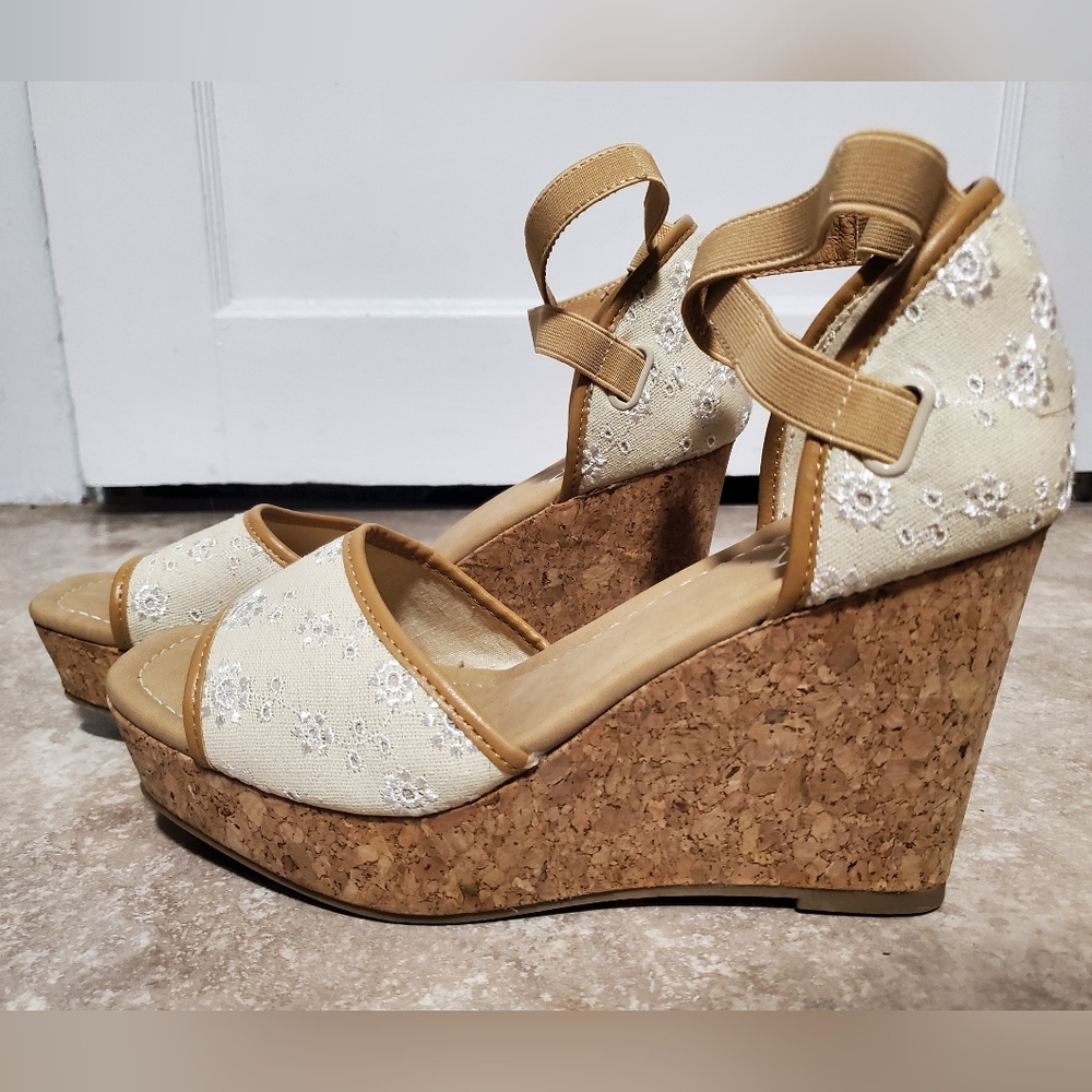 🆕️ Y-Not Tan Floral Embroidered Wedge Sandals sz 8 1/12